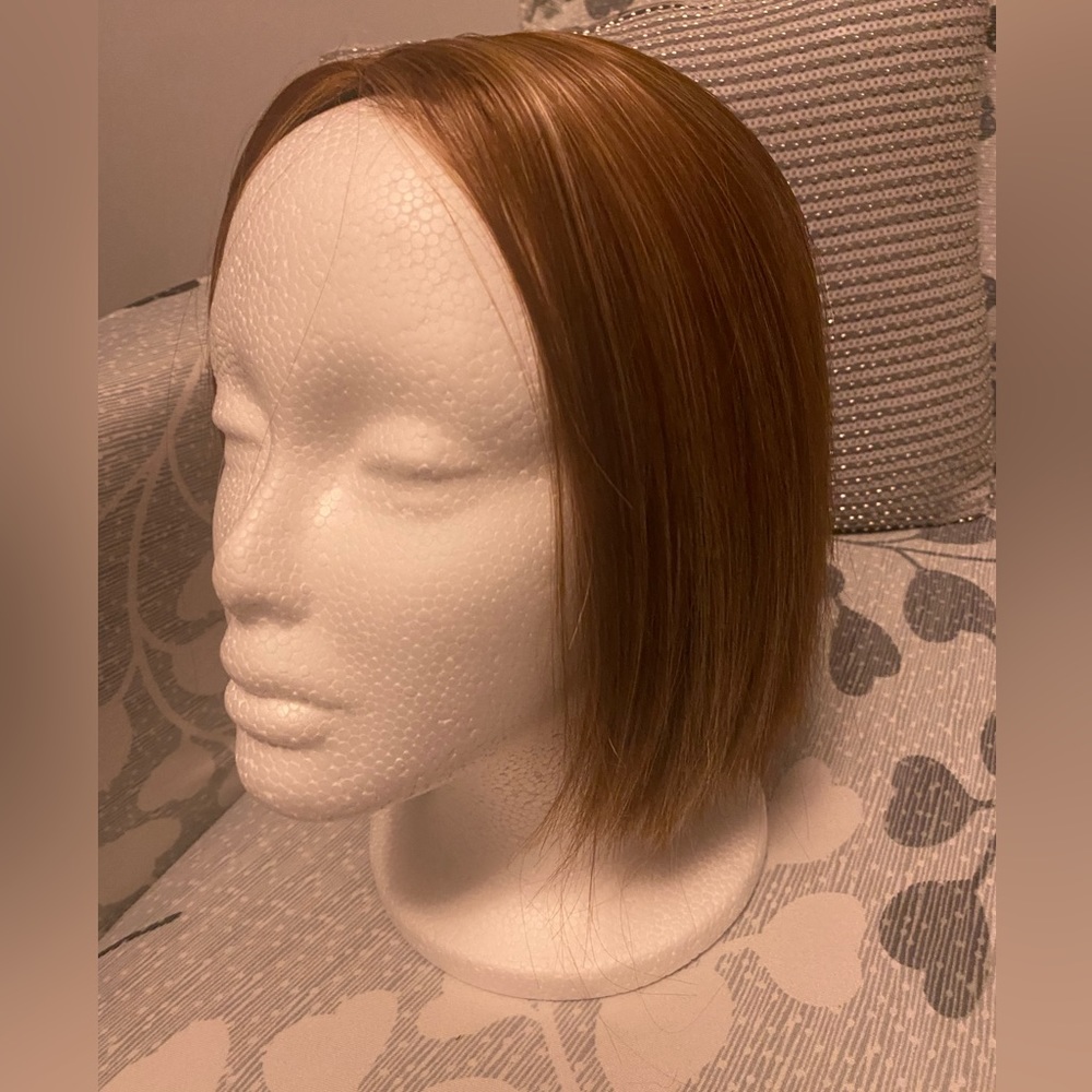 Hair topper, soft red w blonde streaks. Color doesn’t match. can’t send it back.